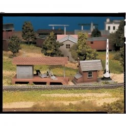 Bachmann Industries O Snap KIT Loading Platform with Crossing Shanty